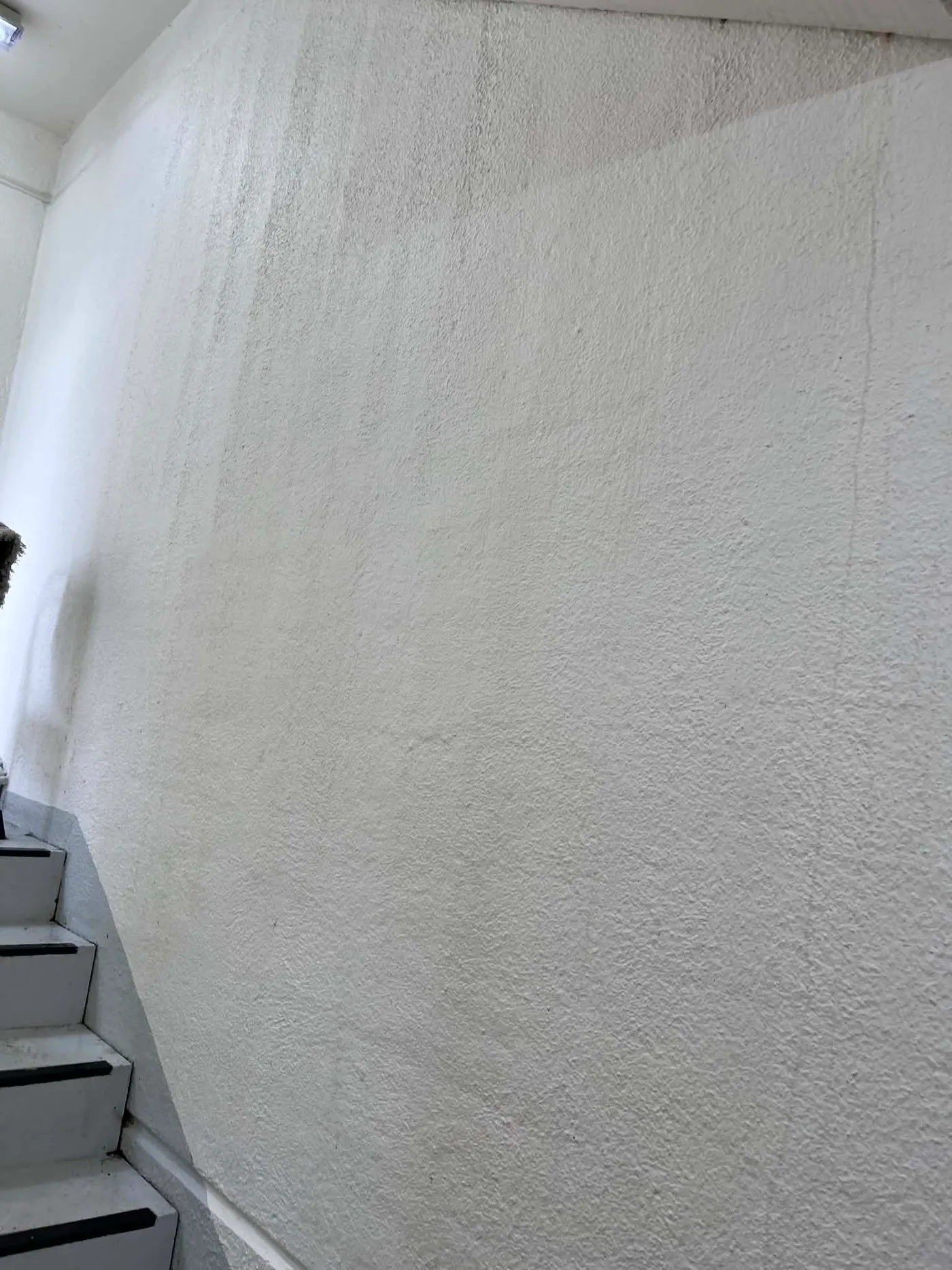Wand mit Flecken vor der Reinigung