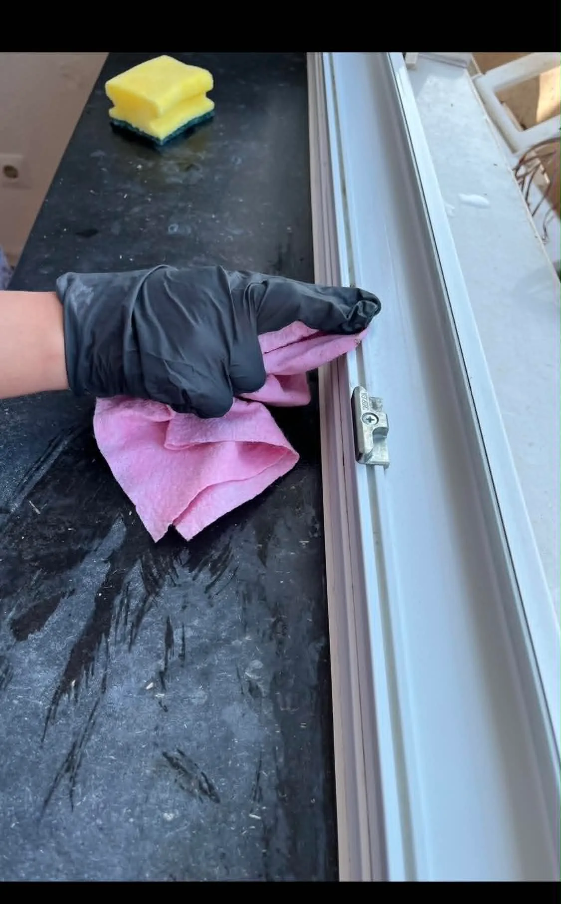 Fensterreinigung — Arbeit am Rahmen