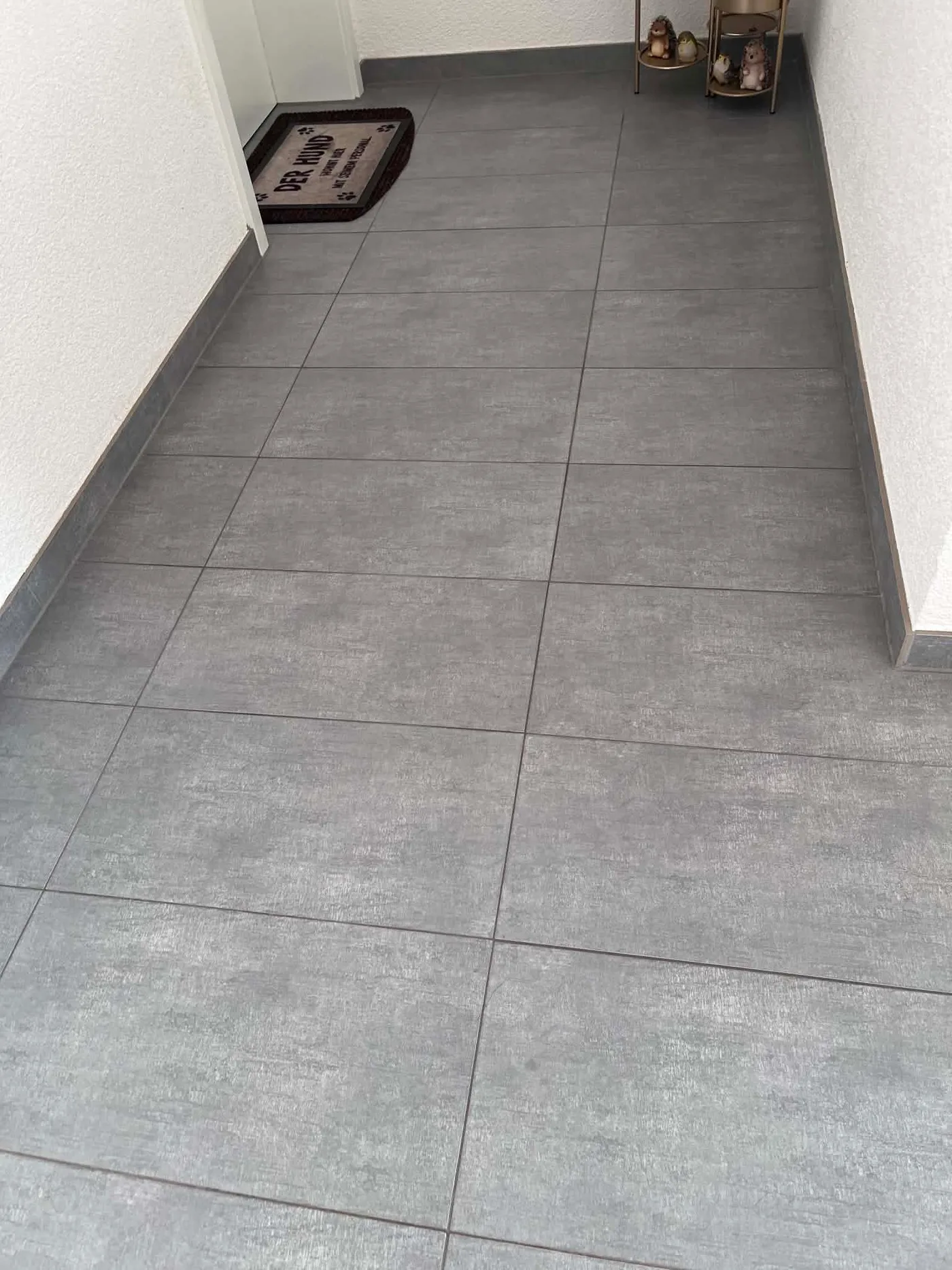 Gereinigter Flur mit Fliesen